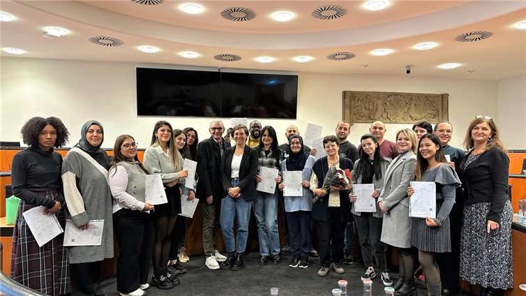 18 Kursteilnehmende erhielten im Rahmen einer Feierstunde im Historischen Rathaus ihre Zertifikate aus den Händen von Bürgermeister Claus Peitz und der Geschäftsführerin der Volkshochschule Andernach Julia Dormayer. Foto: Volkshochschule Andernach / Johannes Lewenberg