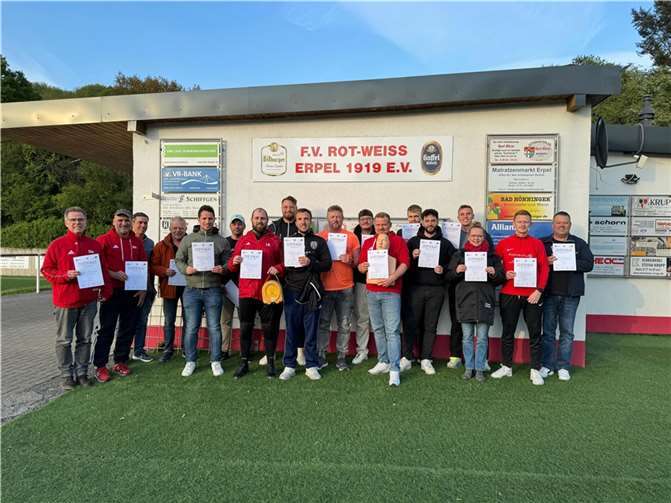 18 Mitglieder bestehend aus Vorstand und Trainern nahmen im Clubheim des FV Erpel an einem Defibrillator Seminar teil.  Foto: Sina Braun