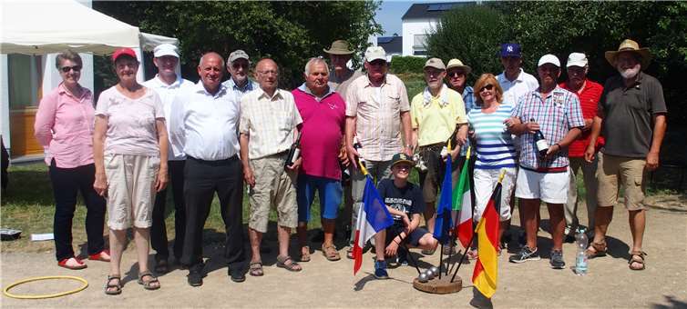 18 Spielerinnen und Spieler nahmen an den Wachtberg-Meisterschaften im Boule teil.privat