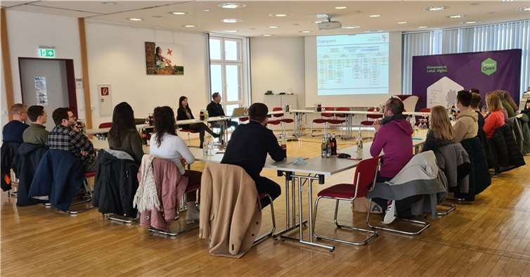 18 Studierende der Hochschule für öffentliche Verwaltung Rheinland-Pfalz befassten sich im Rahmen eines Seminars mit dem Transfer des theoretisch erworbenen Wissens in den praktischen Kontext. Foto: Thomas Schäfer