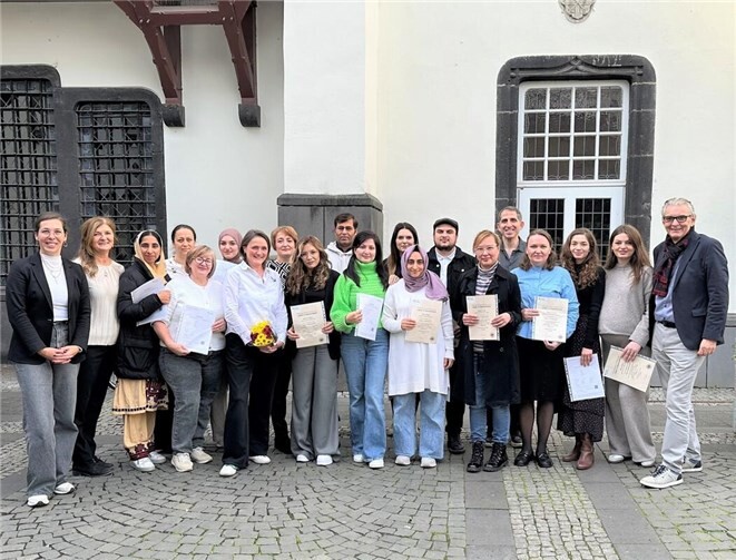 18 Teilnehmende des jüngsten Integrationskurses haben den Deutsch-Test für Zuwanderer (DTZ) mit dem Sprachniveau B1 bestanden und erhielten im Rahmen einer Feierstunde im Historischen Rathaus ihre Zertifikate.  Foto: Stadtverwaltung Andernach / Regina Unruh