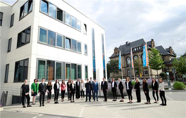 18 junge Kolleginnen und Kollegen haben zum 1. August 2021 ihre Ausbildung bzw. ihre Jahrespraktikum bei der Volksbank RheinAhrEifel eG begonnen. Begrüßt wurden sie in Mayen von Vorstandsmitglied Markus Müller und Ausbildungsleiterin Ursula Müller. Foto: Marco Rothbrust