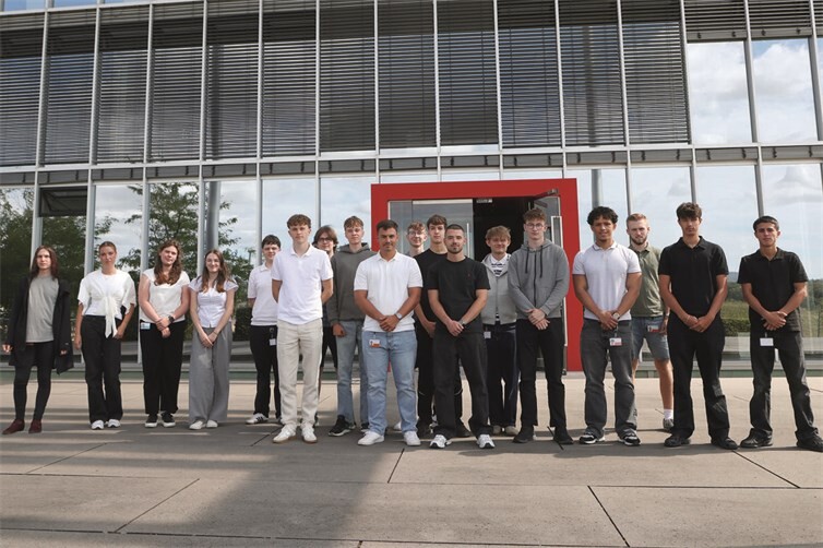 18 junge Menschen starteten ab 1. August ihre Ausbildung. Foto: HEUFT SYSTEMTECHNIK GMBH