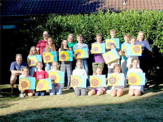 18 kleine und große Künstler malten ihr eigenes Bild – eine Sonnenblume.  Foto: Christian Klein