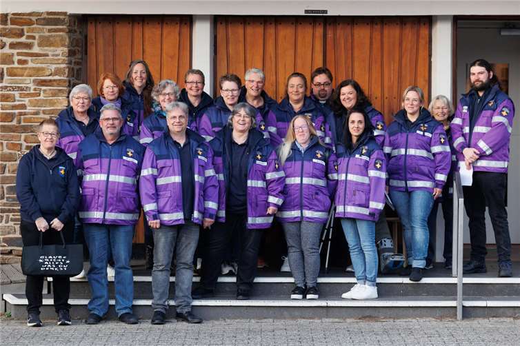 Notfallseelsorge: 18 neue Teamer eingeführt 18 neue NotfallseelsorgerInnen leisten künftig erste Hilfe für die Seele. In Neuhäusel sind sie nun eingeführt worden. Foto: Peter Bongard