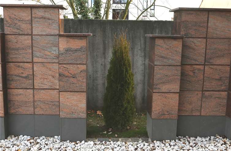 1.851 Euro kostet die Urnenbestattung hinter dieser neuen Urnenwand ab dem 1. Januar.StF