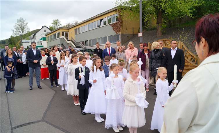 19 Jungen und Mädchen aus acht Ortsgemeinden gingen am Weißen Sonntag in Treis zur Erstkommunion.