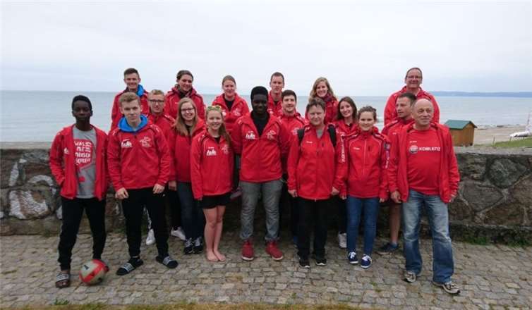 19 Mitglieder des JRK Klotten auf dem Weg nach Rügen zum Supercamp in Prora. privat