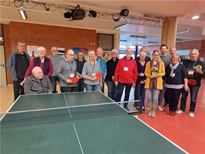 19 Parkinsonbetroffene und Angehörige trafen sich im Berufsbildungswerk (BBW) in Heimbach-Weis zur Gründung der Parkinson-Tischtennisrunde Neuwied.  Foto: Doris Kossmann