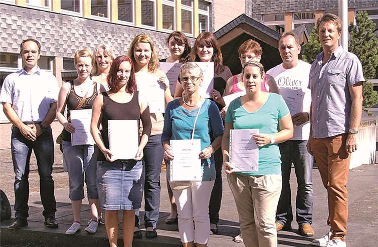 19 Schülerinnen und Schüler erhielten ihre Urkunde nach der Ausbildung zum Altenpfleger.privat