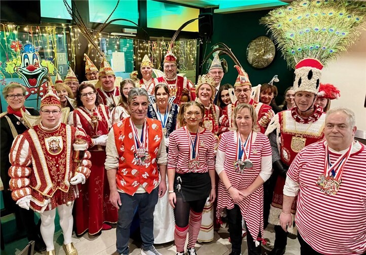 19 Tollitäten inklusive ihres Hofstaats umringen die Gastgeber*innen von der Bäckerei Heinrichs und Bit am Niedertor.  Foto: Andreas Noll