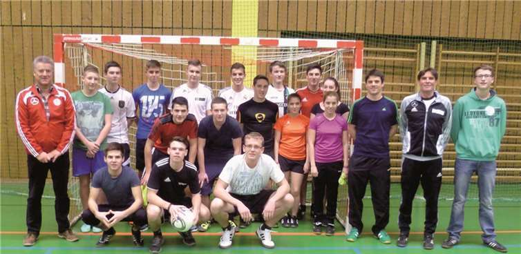 19 fußballbegeisterte Schülerinnen und Schüler sind derzeit auf dem Weg zum DFB-Junior-Coach.privat