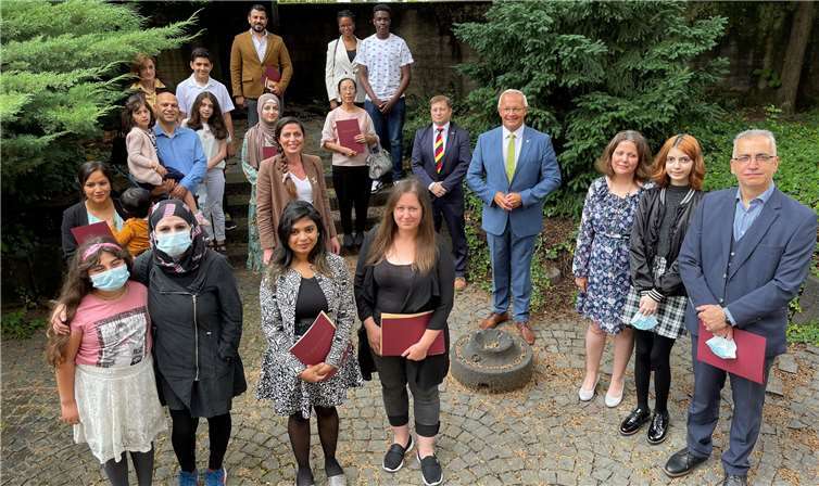 19 neue Staatsbürger wurden von Landrat Achim Hallerbach begrüßt. Fotos: Kreisverwaltung