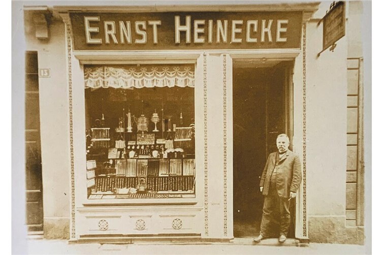 1911: Goldschmiedemeister Willi Heinecke übernimmt das elterliche Geschäft.
