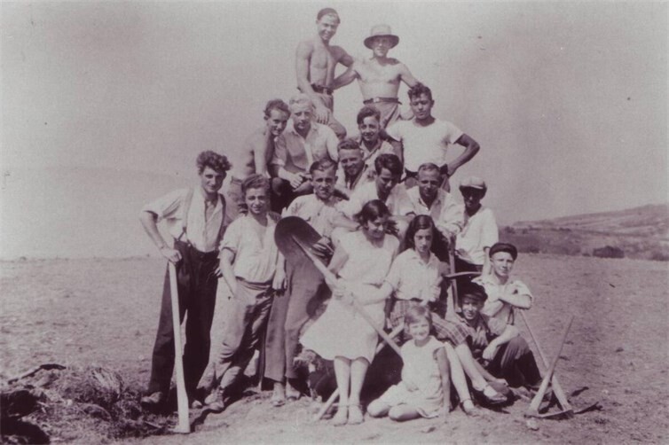 1931Helfer beim Sportplatzbau auf dem Kräuselberg