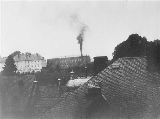 1941: Rauch steigt aus dem Krematorium in Hadamar auf.Landeswohlfahrtverband Hessen, Archiv Kassel