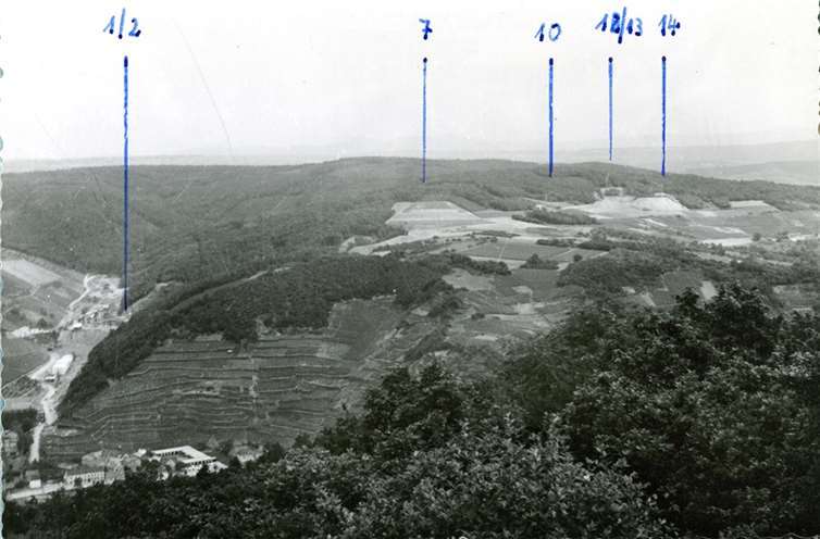 1966 wird bei der HV A ein umfangreiches Dossier zum westdeutschen Regierungsbunker angelegt, das in Text und Bild die Anlage und ihren Aufbau beschreibt. Zu sehen ist links der Ort Marienthal mit dem Bunkerhaupteingängen, auf dem Berg sind die Außenbauwerke durchnummeriert.  Quelle: BStU