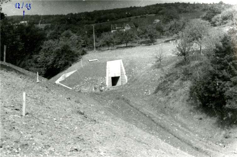 1966 wird bei der HV A ein umfangreiches Dossier zum westdeutschen Regierungsbunker angelegt, das in Text und Bild die Anlage und ihren Aufbau beschreibt. Zu sehen ist der Bunker-Notausgang „Bunte Kuh“ mit dem Ausflugslokal „Altenwegshof“ im Hintergrund. Letzteres gibt es noch heute, der Notausgang wurde 2005 versiegelt und mit Erde abgedeckt. Quelle: BStU