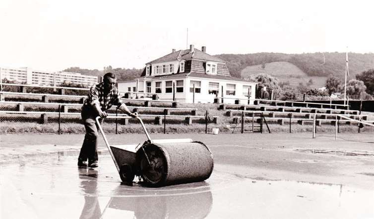 1968 Platzwart Peter Eifeler beim Trockenlegen des Centercourts, im Hintergrund das ehemalige Lenne-Schlösschen mit dem Terrassen-Café.