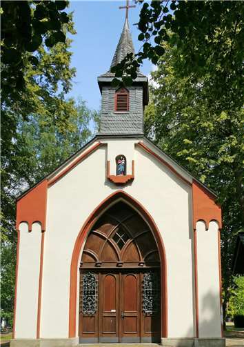 1970 wurde eine neue Trauerhalle eingeweiht. Die 1849 erbaute alte Friedhofskapelle dient heute als zentrale Gedenkstätte der Stadt für die Opfer des Nationalsozialismus - auf fünf Bronzetafeln sind insgesamt 419 Namen eingraviert. Vor der Kapelle hat im Jahr 2014 die Friedensglocke ihren Platz gefunden, die an die Toten beider Weltkriege erinnert. Auch sie erzählt eine Geschichte: Am 1. März 1917 mussten die Montabaurer im Rahmen der Kriegsrohstoffsammlung ihre Rathausglocke hergeben. Als Ersatz stiftete Heinrich Volkmann, Besitzer der gleichnamigen Eisengießerei, der Stadt diese Stahlglocke. Sie hing bis in die 60er Jahre im Rathausturm, danach zunächst in der alten Friedhofskapelle. Fotos: Stadt Montabaur