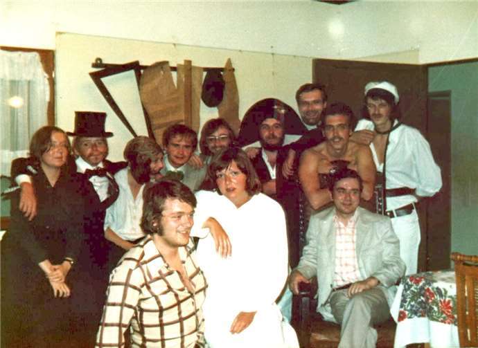 1975 zeigte die Theater-Laienspielgruppe der Kolpingsfamilie mit „Schneider Wibbel“ ein unvergessenes Erfolgsstück. Foto: privat