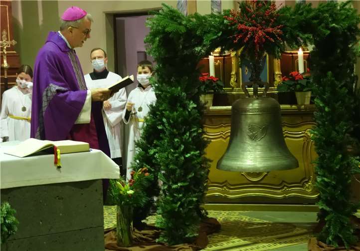 198 Kilogramm, 68 Zentimeter im Durchmesser, und wenn sie angeschlagen wird, klingt sie 100 Sekunden nach: die neue Friedensglocke in Pillig. Foto: Julia Fröder/Bistum Trier