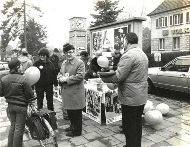 1982: IG Metall-Infostand am Stadtpark: Elisabeth Hagen (2.v.l.) und neben ihr der damalige IG Metallbevollmächtigte, Fritz Frantzen. Foto: privat