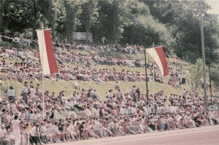 1982:volles Haus beim Spiel der Lotto-Elf in Cochem.Privat