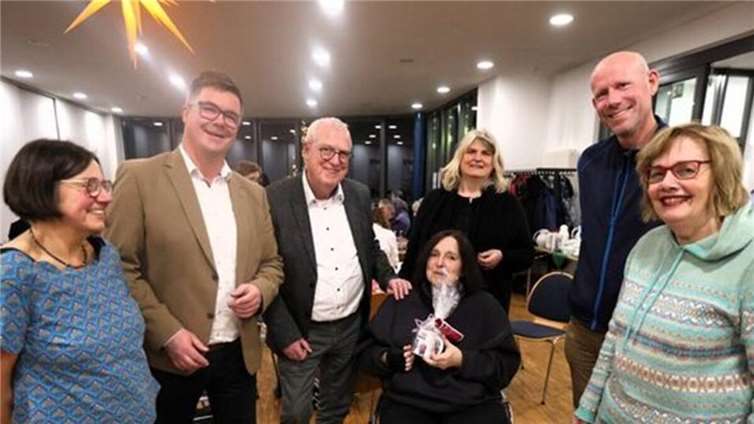 1984 hat der Kinderschutzbund in Neuwied seine Arbeit aufgenommen. Bei einem Treffen zum runden Geburtstag blickten Vorsitzende, Bürgermeister, Schirmherr und 70 Ehrenamtliche zurück.  Foto: privat