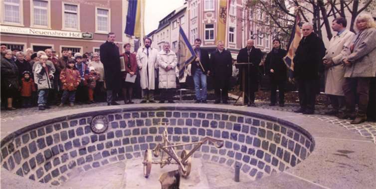 1995: Es wurde die Brunnenanlage mit dem „Goldenen Pflug“ am Wadenheimer Platz eingeweiht. Fix