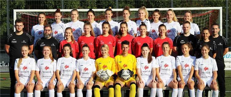 1.Damen-Mannschaft des SV Rot-Weiß Merl: Das erfolgreiche Team aus Merl mit dem Trainer-/Betreuer/innen-Stab Rafael Tomaszko, Stefanie Kolzem, Leon Hantke, Patrick Hüffel und André Neuschäffer. Fotos: privat