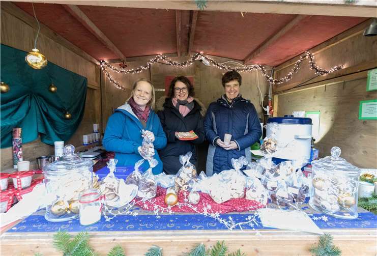 1Das Team der Schule am Wald bot Plätzchen,Kinderpunsch und Punsch mit Schuss. Fotos: CEW