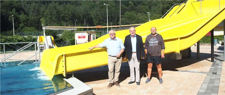 1Klaus Kux, Bernhard Wiemer und Michael Woischwill (v.l.n.r.) sind zufrieden mit dem Verlauf der Freibadsaison. Foto:Stadt Bendorf am Rhein