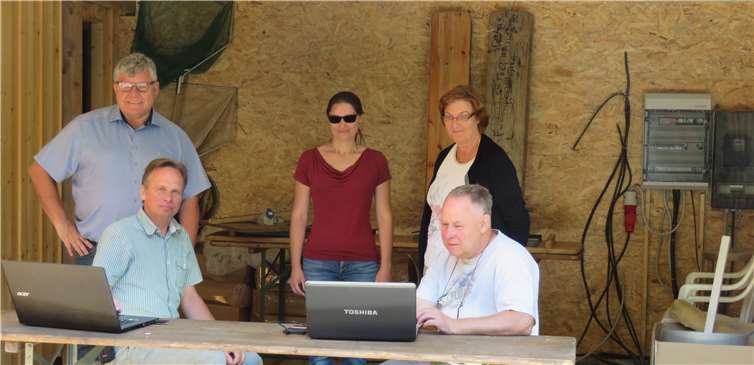 1.Kreisbeigeordneter und Umweltdezernent Michael Mahlert (hintere Reihe links) im Gespräch mit der Leiterin des Referates Umwelt, Natur und Energie Ina Heidelbach (hintere Reihe rechts) sowie den Wissenschaftlern der Universität Koblenz-Landau, Dr. Dirk Hübner (vordere Reihe links), Dr. Daniela Mewes (Bildmitte) sowie dem ehrenamtlichen Unterstützer und Gründer der Arge Nister, Manfred Fetthauer (vordere Reihe rechts). Foto: Kreisverwaltung Neuwied