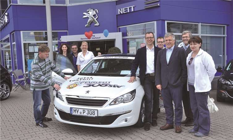 1Neben viele Besuchern war auch der „Peugeot Deutschland Chef“, Marcel de Rycker (3.v.r.), zur Vorstellung des neuen 308 SW ins Autohaus Nett nach Mayen gekommen.BS