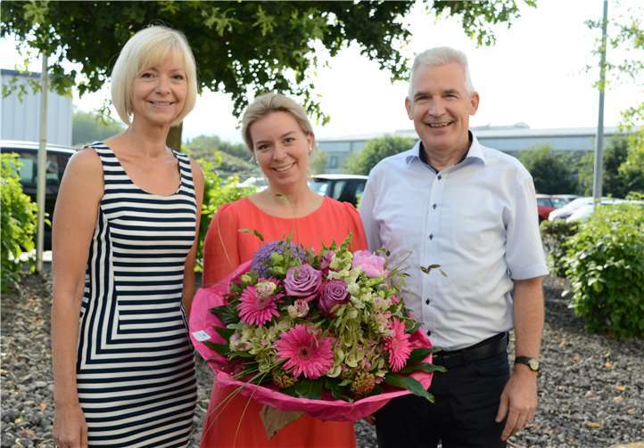 (1.v.l.) Gerlinde und Peter Krupp (1.v.r.) gratulierten Jubilarin Jennifer Küls zu ihrem 10-jährigen Dienstjubiläum. Foto: CF