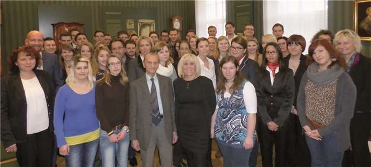 (1.v.l.) Klaus Berthold, Geschäftsführer der HB Schutzbekleidung GmbH & Co KG und Beiratsmitglied der IHK-Geschäftsstelle Neuwied, gratulierte den erfolgreichen Absolventinnen und Absolventen. privat