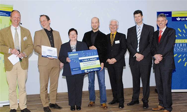 (1.v.li.) Andreas Haupt und (5.v.li.) stellv. Geschäftsführer Manfred Breitbach von der Unfallkasse sowie (7.v.li.) Laudator Herbert Keifenheim gratulierten (2.v.li.) Bürgermeister Maximilian Mumm und seinem Team zur Auszeichnung.privat