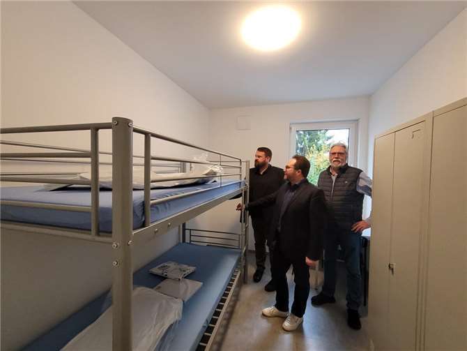1.(v.l.n.r.): Bürgermeister Christoph Mohr, Erster Kreisbeigeordneter Pascal Badziong und Erster Beigeordneter der Stadt Peter Schneider bei der Besichtigung der neuen Unterkunft.Foto: Stadt Bendorf