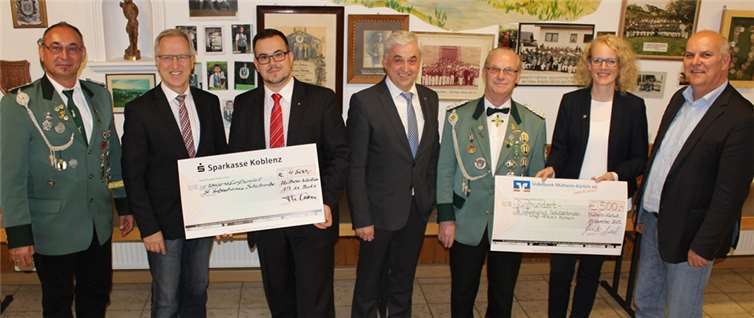 2. Brudermeister Gerhard Wambach, MdL Josef Dötsch, Thorsten Cron, Karl Mohr, 1. Brudermeister Herbert Kaltenborn, Ute Liesenfeld, Stadtbürgermeister Uli Klöckner (v.l.n.r.) bei der Scheckübergabe. privat