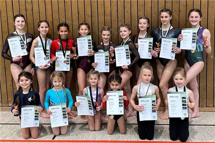 2. Durchgang: Hinten: Lysanne, Annika, Flora, Sayuri, Rieke, Sienna, Lisa, Maja, Lucy; Vorne: Dila, Greta, Samira, Mayla, Pauline, Emma.