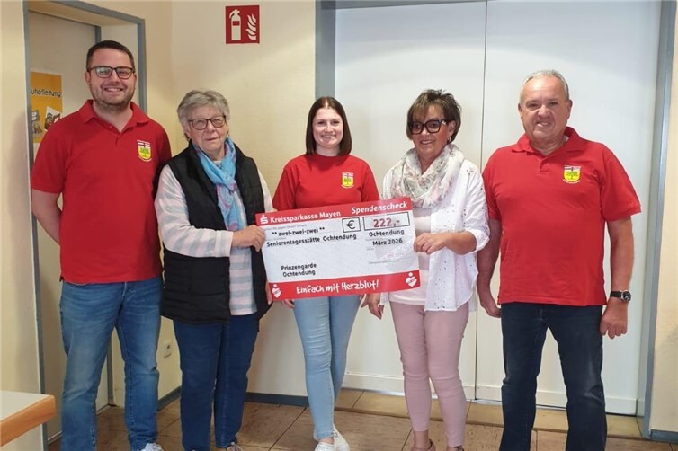 2. Kommandant Christoph Serger, Funkenmariechen Vanessa Monreal und Präsident Wolfgang Schmitz bei der Übergabe des Spendenschecks an die Seniorentagesstätte Ochtendung