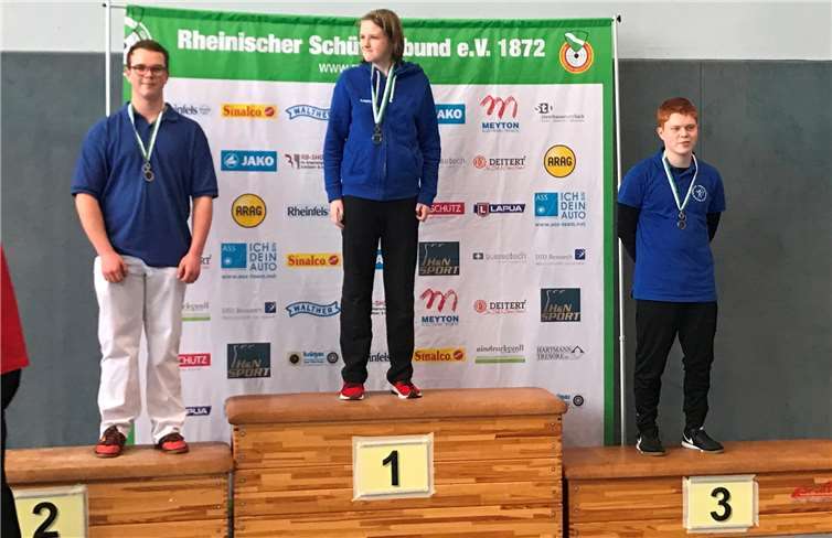 2. Platz: Manuel Neihs (links) hat es geschafft!Fotos: Bogenschützen Weibern