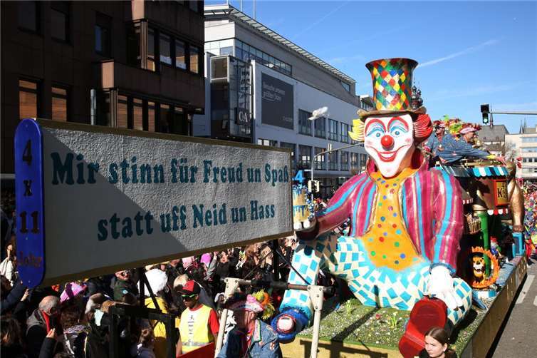 2. Platz Motivwagen: Bunte Zirkuswelt der Ka-Jun-Se Wallersheim-Neuendorf.