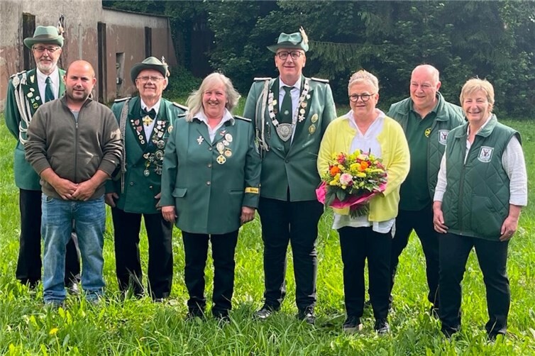 2. Scheibenkönig Michael Steffes, 1. Scheibenkönig Florian Wilhelmi, Reinhard Wilhelmi, Barbara Wilhelmi, Königspaar Thilo Schmitt und Christiane Burger, Harald Steffes und Andrea Steffes.