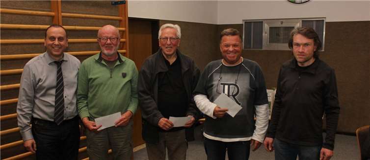 2. Vorsitzender Dietmar Gilles (rechts) und Turnierleiter Johannes Bell (links) konnten den drei Erstplatzierten (von rechts) Alois Faßbender, Werner König und Reinhold Hermann zu ihrem Erfolg gratulieren. Fotos: WK