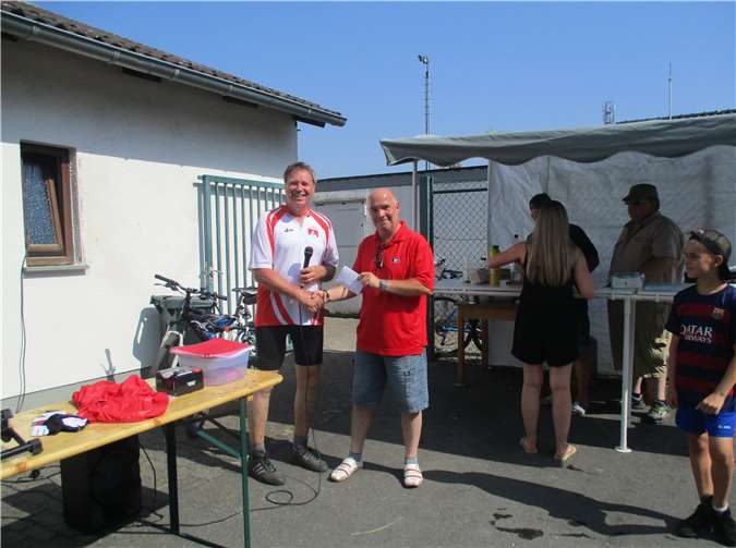 2. Vorsitzender Heiko Marmé konnte die Spende im Rahmen der traditionellen Tombola des Events von TuS-Vorsitzendem Bernd Nöllgen entgegennehmen.Foto: privat