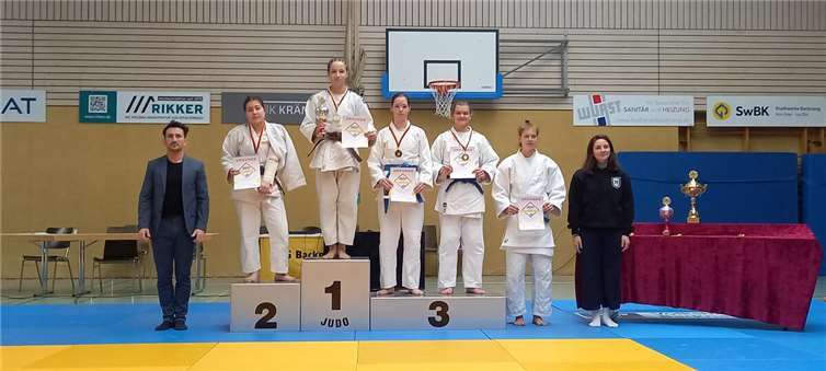 2. v.l. Salima Günther neben Bundestrainer Juan Ignacio Cuneo.Foto: Yamina Bouchibane