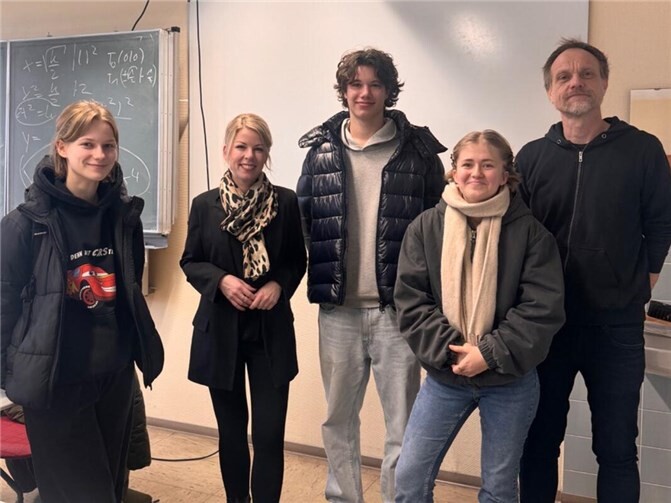 2. von links Lana Horstmann, SPD, rechts Carsten Neuhaus, Sozialkundelehrer am WHG, zwischen Schülerinnen und Schülern.  Foto: Ina Hoffmann
