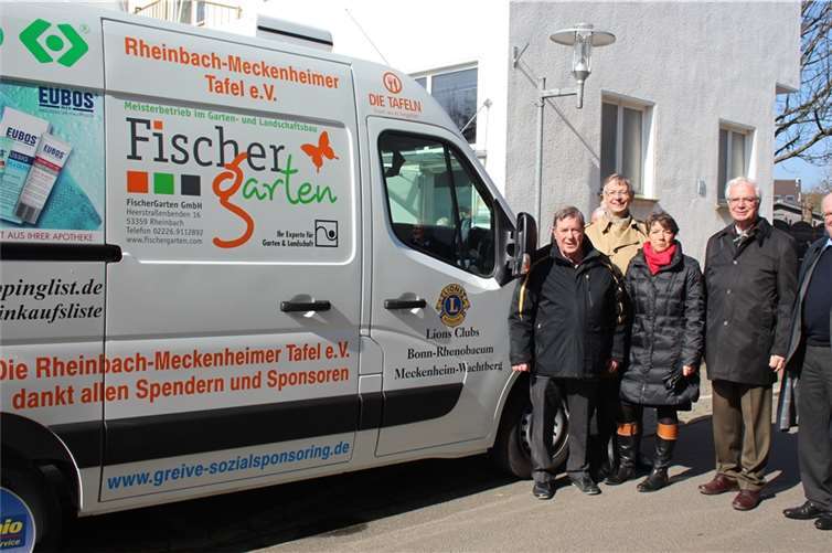 2. von links Präsidentin LC Meckenheim-Wachtberg Ute Leonardy, 2. von rechts Past Präsident Joachim Krüger vor dem anteilig mitfinanzierten Kühlwagen der Rheinbach-Meckenheimer Tafel e.V.